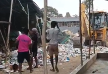 बेंगलुरु पुलिस ने अवैध प्रवासियों पर कार्रवाई की, 15 को हिरासत में लिया; मकान मालिकों ने ढांचे गिरा दिए।